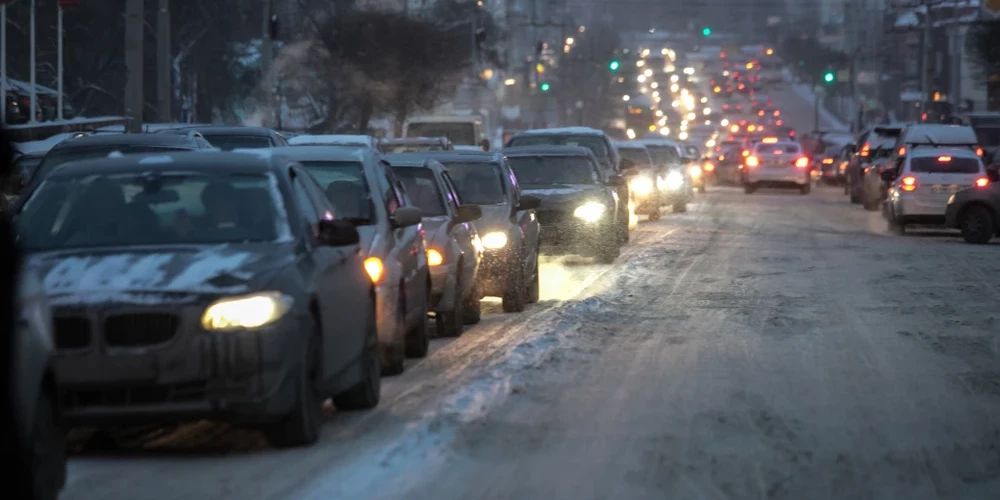 Avārijas dēļ traucēta satiksme uz centru.