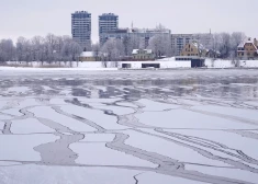 Жителей Латвии предупреждают о снегопадах, ветрах и метелях в выходные: где будет дуть сильнее всего