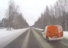 VIDEO: neparasts incidents Valgā – iereibis vīrietis nozog “Omniva” auto un bēg no policijas