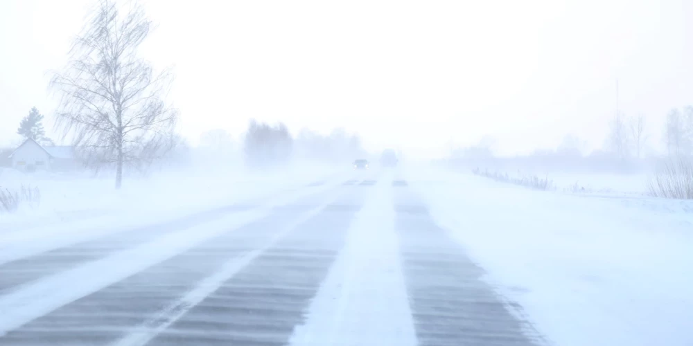 Dobeles šoseja sniegputeņa laikā.