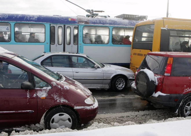 Haoss un milzu sastrēgumi: "Rīgas satiksme" atklāj, kas šorīt paralizēja sabiedriskā transporta satiksmi Teikā  