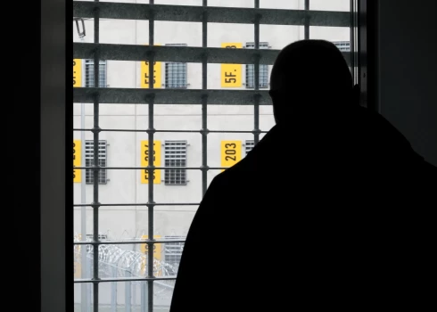 Par pusaudzes izvarošanu vīrietim piespriež 13 gadus cietumā.