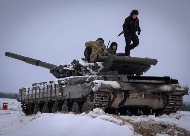 Krievu okupanti, gaidot Ukrainas pretuzbrukumu, ierokas Hrabovskē un rada "necaurejamu mīnu zonu"