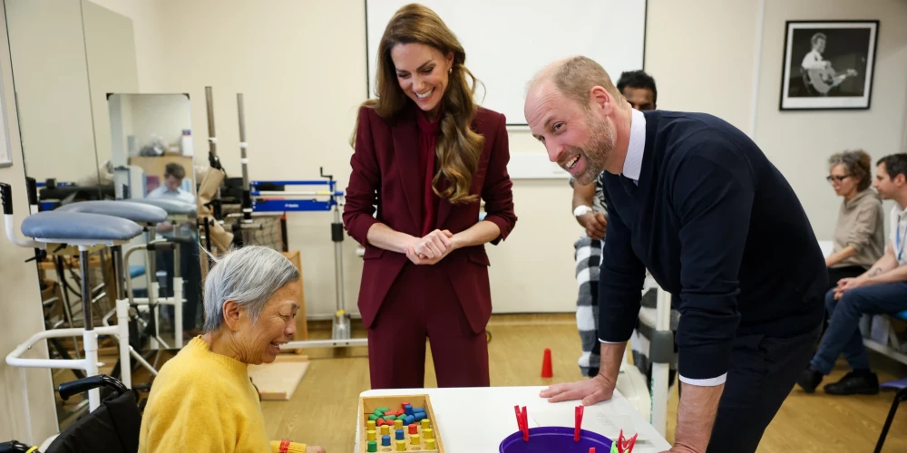 Принц Уильям и принцесса Уэльская общаются с пациентом в терапевтическом зале во время визита в больницу Charing Cross в Лондоне.