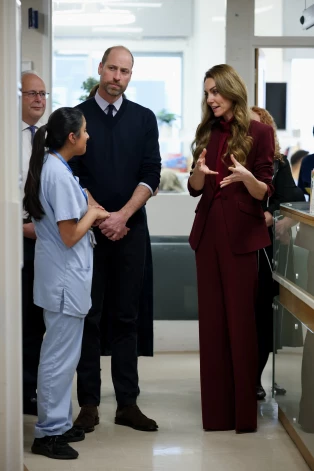 Принцесса Уэльская беседует с сотрудником отделения нейрореабилитации.