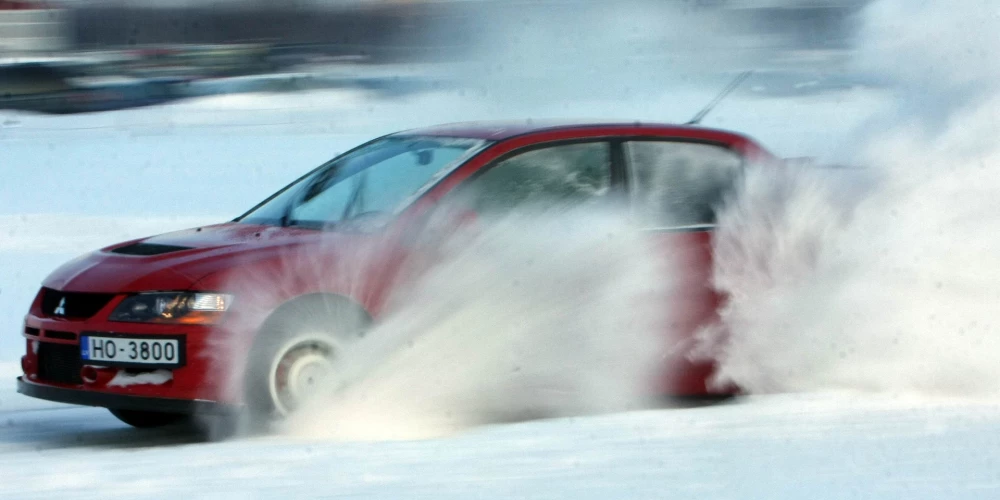 Likumsargiem šajās dienās pamatūgas raizes sagādājuši pārgalvīgie driftotāji (ilustratīvs foto).