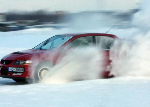 Likumsargiem šajās dienās pamatūgas raizes sagādājuši pārgalvīgie driftotāji (ilustratīvs foto).