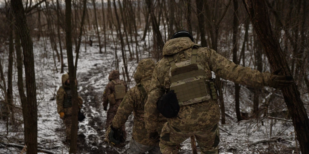 Ukrainas artilēristu vienība dodas uz savām pozīcijām. Krievijas okupācijas armija Sumu apgabalā aktivizējās 2025. gada beigās. 