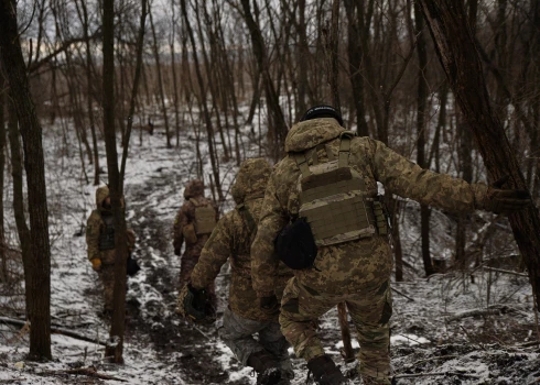 Ukrainas artilēristu vienība dodas uz savām pozīcijām. Krievijas okupācijas armija Sumu apgabalā aktivizējās 2025. gada beigās.