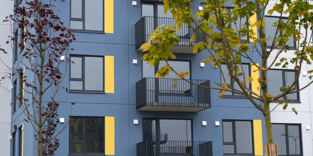 Jaunatklātās ar valsts atbalstu uzbūvētās zemas īres maksas daudzdzīvokļu dzīvojamās mājas Valmierā.