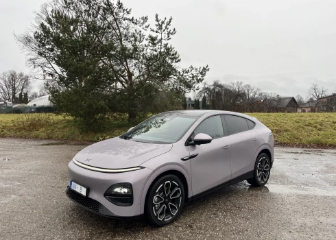 "Xpeng 6" ārējais dizains ar revolucionāriem risinājumiem neizceļas un atgādina virkni citu elektromobiļu.