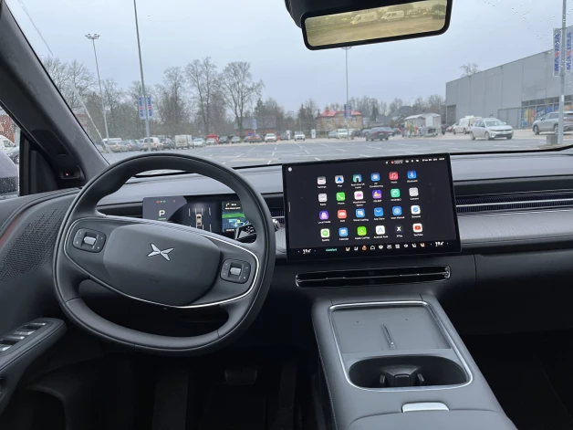 Pašas redzamākās un biežāk izmantojamās interjera detaļas - stūre un milzīgais displejs. Nekādu pogu te nav.