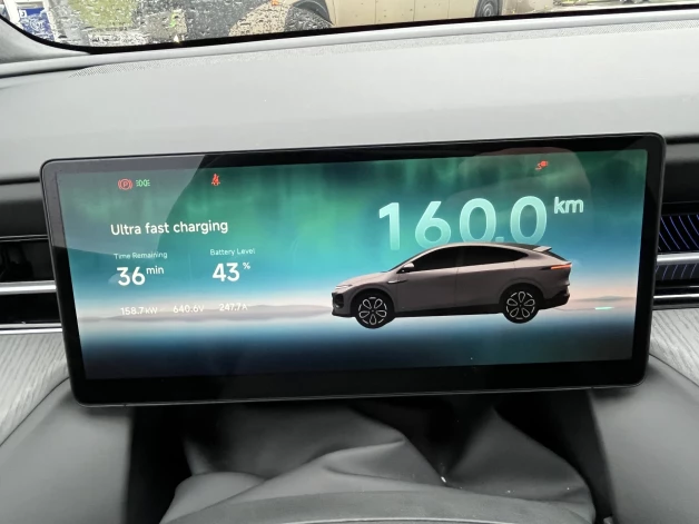 Kā redzam, uzlāde notiek ar 158 kW jaudu. Uzlāde no 35 līdz 80 procentiem prasīja 15 minūtes, pēc tam ātrums sāk mazināties.