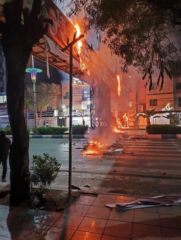 В Иране протестующие поджигали входы в госучреждения.