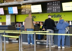 “Varbūt gribat man uzsaukt jaunu pasi?” Pasažiere vaino “airBaltic” dokumenta sabojāšanā