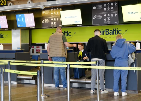 Pasažiere vaino “airBaltic” dokumenta sabojāšanā. 