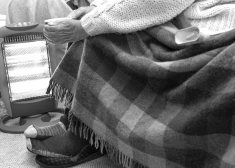 Nekurinātās telpās līdz nāvei nosalis sirmgalvis. "Piezvani. Apciemo. Palīdzi," aicina mediķi