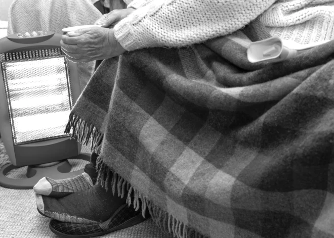 Nekurinātās telpās līdz nāvei nosalis sirmgalvis. "Piezvani. Apciemo. Palīdzi," aicina mediķi