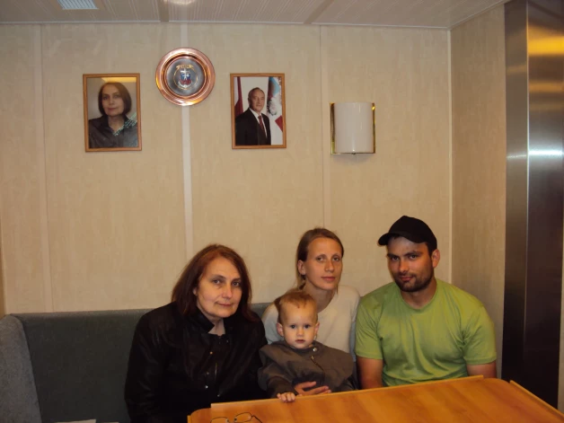 Ar dēla Kristapa ģimeni uz patruļkuģa Cēsis 2013. gada vasarā. Patruļkuģis piestāja Mērsraga ostā Pūliņu dzimtas otrā salidojuma laikā.