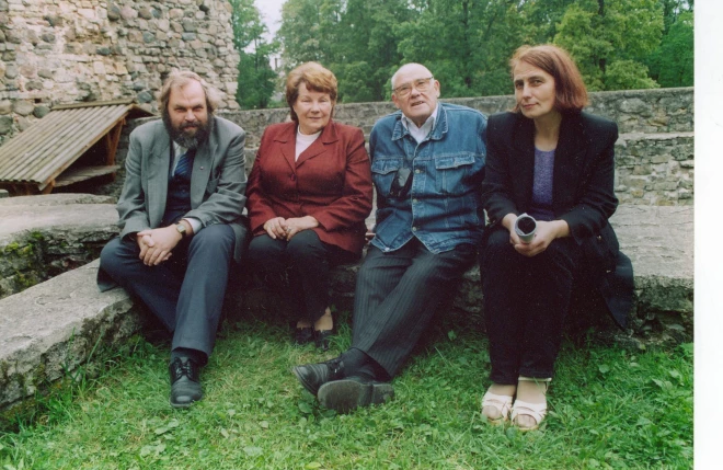 Kopā ar cilvēkiem, kam bijusi liela nozīme vēsturnieces dzīvē. Attēlā no kreisās kursabiedrs un ilggadējs kolēģis, vēsturnieks Daumants Vasmanis (1954–2019), Zigrīda Apala, Jānis Apals, Dace Tabūne. 2004. gada rudens.