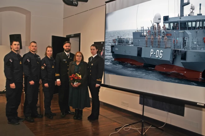 2023. gada rudenī Cēsu Vēstures un mākslas muzejā notika Latvijas armijas veidošanās vēsturei veltīta konference Cēsu rotai 105. Cēsu rota – viena no pirmajām topošās Latvijas armijas kaujasspējīgajām vienībām. No labās bijusī patruļkuģa Cēsis komandiere Māra Vilnīte, kuģa krustmāte Dace Tabūne, Jūras spēku vecākais kapelāns Dāvids Šterns, patruļkuģa Cēsis komandiere Veronika Pasnova.