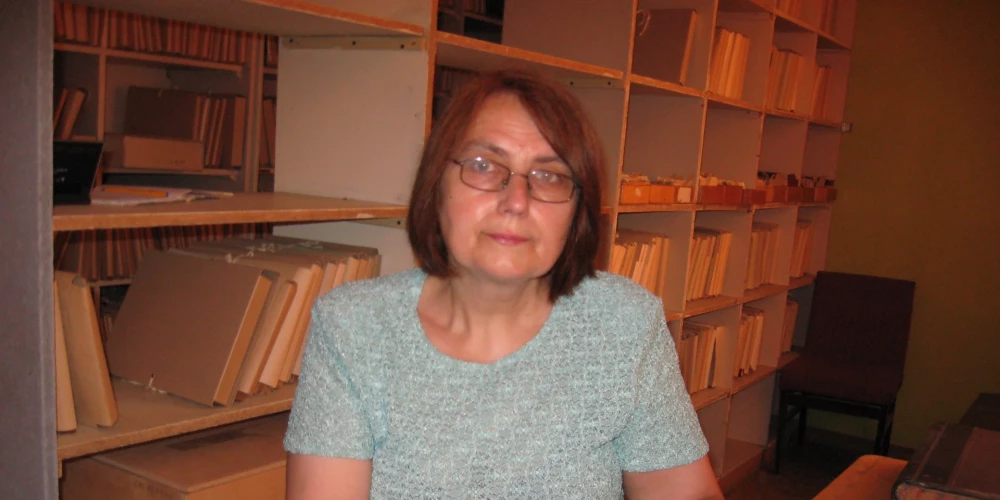 Cēsu Vēstures un mākslas muzeja vadītāja, galvenā krājuma glabātāja Dace Tabūne darba procesā. Muzejam viņa novēl: “Vēl vismaz simt gadus un noteikti savu latiņu celt tikai uz augšu! Būt vajadzīgiem sabiedrībai, saglabāt saikni ar cilvēkiem.”