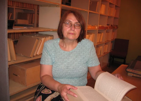 Cēsu Vēstures un mākslas muzeja vadītāja, galvenā krājuma glabātāja Dace Tabūne darba procesā. Muzejam viņa novēl: “Vēl vismaz simt gadus un noteikti savu latiņu celt tikai uz augšu! Būt vajadzīgiem sabiedrībai, saglabāt saikni ar cilvēkiem.”