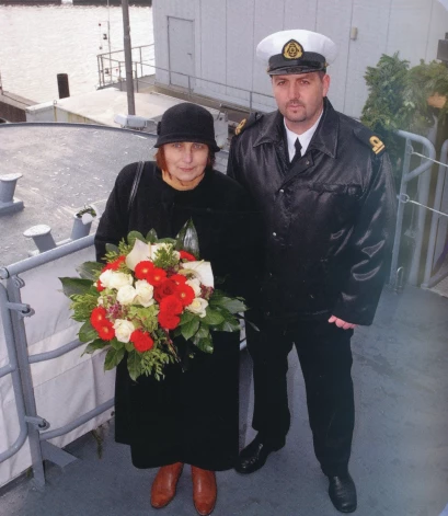 Ar patruļkuģa P-06 Cēsis pirmo komandieri Alekseju Jevstigņejevu Vācijā, kuģu būvētavā Abeking&Rasmussen, ceremonijas laikā, kad kuģi nolaida ūdenī un simboliski tika sasists šampanietis. 2011. gada 23. novembris.