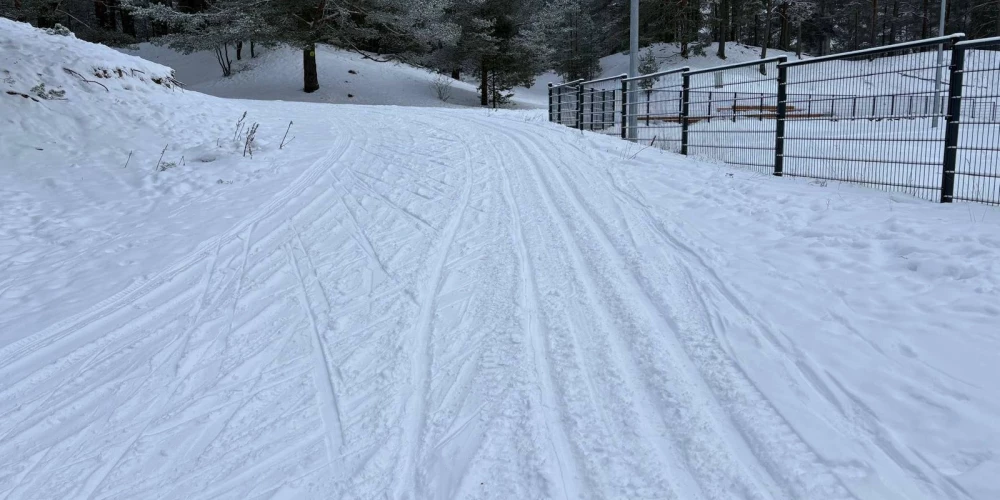 Trase nav izgaismota, tāpēc ieteicams to izmantot diennakts gaišajā laikā vai ar lukturīšiem.