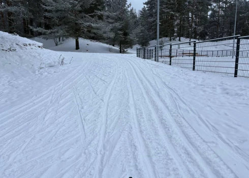 Trase nav izgaismota, tāpēc ieteicams to izmantot diennakts gaišajā laikā vai ar lukturīšiem.