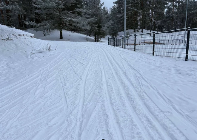 Pie Baložu vidusskolas sporta kompleksa izveidota slēpošanas trase
