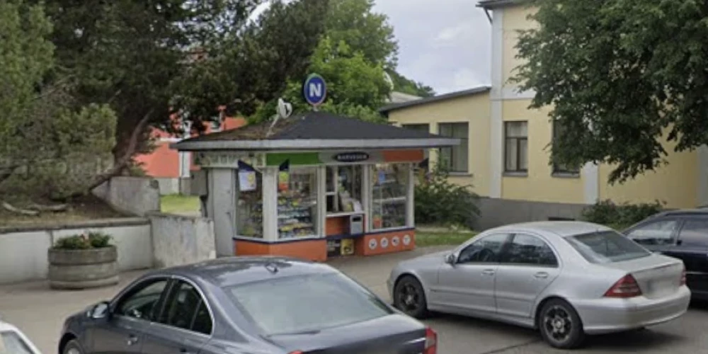 Pērnvasaras sākumā Alūksnē bija divi "Narvesen" kioski. Nu slēgts arī pēdējais Tirgotāju ielā (ekrānuzņēmums no "Google Maps")