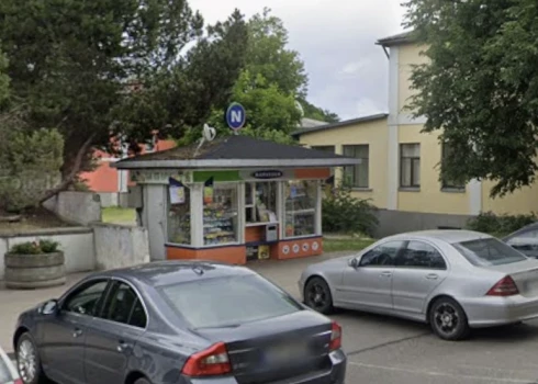 Pērnvasaras sākumā Alūksnē bija divi "Narvesen" kioski. Nu slēgts arī pēdējais Tirgotāju ielā (ekrānuzņēmums no "Google Maps")