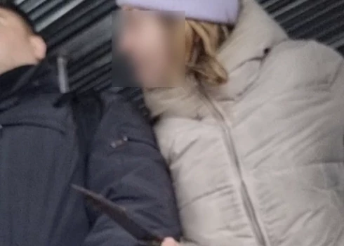 Iedzīvotājus biedē neadekvāta sieviete ar nazi.