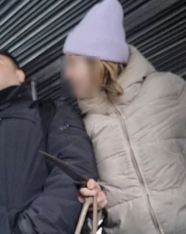 Iedzīvotājus biedē neadekvāta sieviete ar nazi.