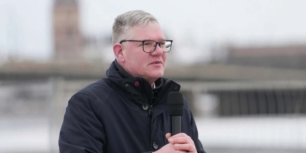 Rīgas domes priekšsēdētāja vietnieks Vilnis Ķirsis piedalās atjaunotās Mūkusalas ielas krasta promenādes atklāšanas pasākumā.