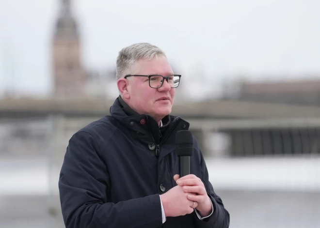 Rīgas domes priekšsēdētāja vietnieks Vilnis Ķirsis piedalās atjaunotās Mūkusalas ielas krasta promenādes atklāšanas pasākumā.