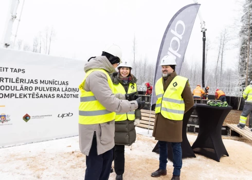 Kapsulas iemūrēšana topošās artilērijas munīcijas modulāro pulvera lādiņu komplektēšanas ražotnes pamatos.