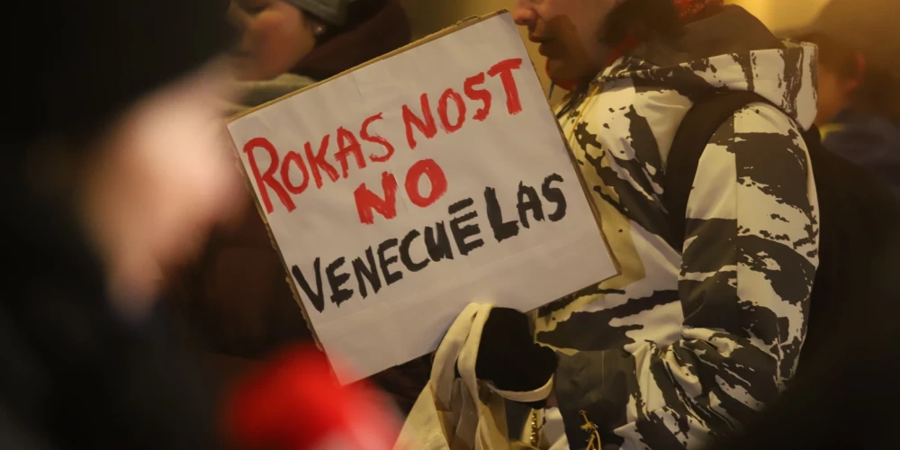 Protestā pret ASV rīcību pret Venecuēlu pulcējušies aptuveni 30 cilvēki.