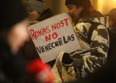 FOTO, VIDEO: "Rokas nost no Venecuēlas!" – Rīgā notiek protesta akcija pret ASV militāro operāciju un Maduro arestu