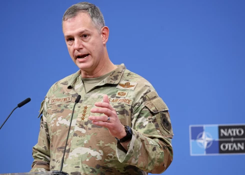 NATO spēku komandieris Eiropā ģenerālis Aleksuss Grinkevičs.