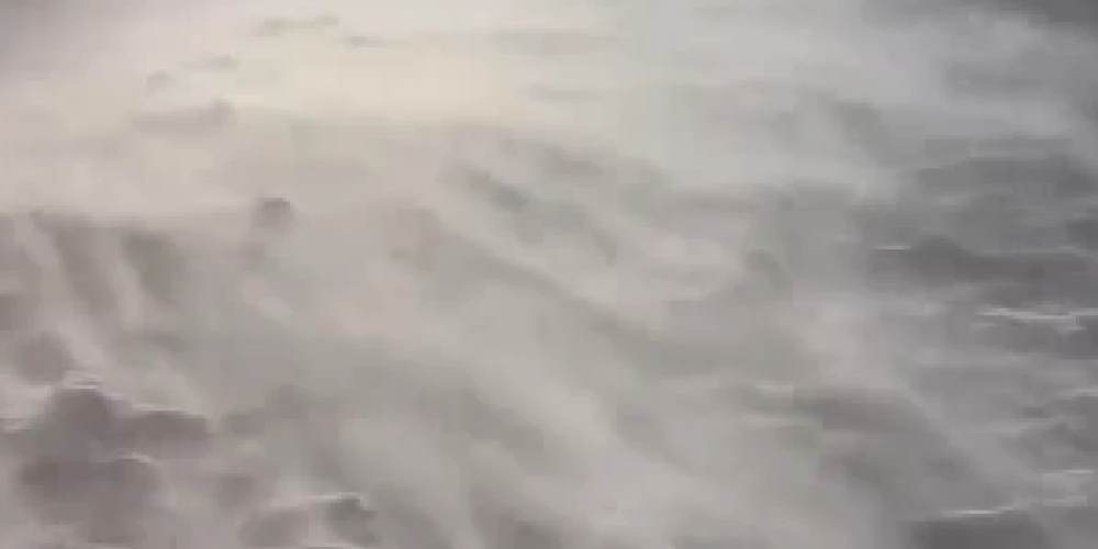 Allažu pagastā vējš sacēlis iespaidīgu sniegvilksni.