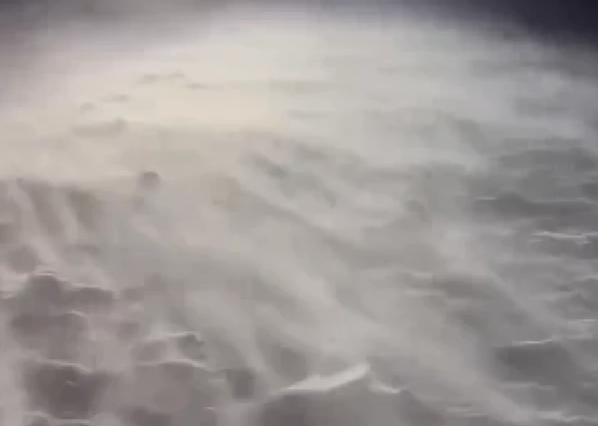 VIDEO: Allažu pagastā iemūžināta reta un iespaidīga dabas parādība – sniegvilksnis