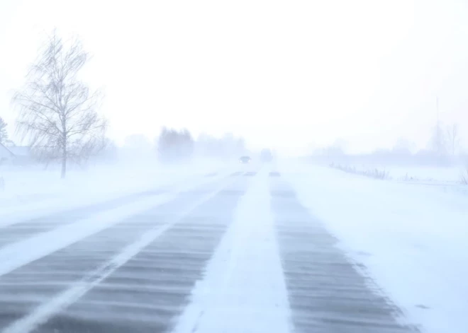 В субботу Латвию ждут снегопады и ухудшение видимости