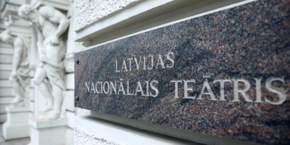 Latvijas Nacionālā teātra izkārtne.