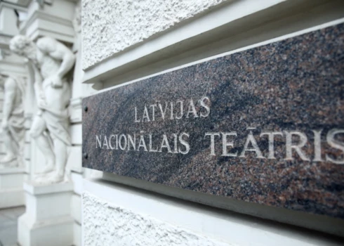Latvijas Nacionālā teātra izkārtne.
