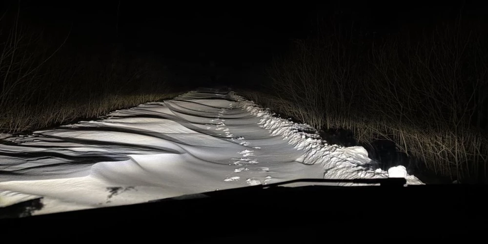 Sniegputeņa dēļ vairāki autoceļi Latvijā ir praktiski neizbraucami. 