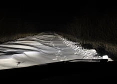 Sniegputeņa dēļ vairāki autoceļi Latvijā ir pilnībā neizbraucami