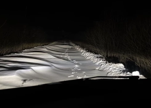 Sniegputeņa dēļ vairāki autoceļi Latvijā ir praktiski neizbraucami. 
