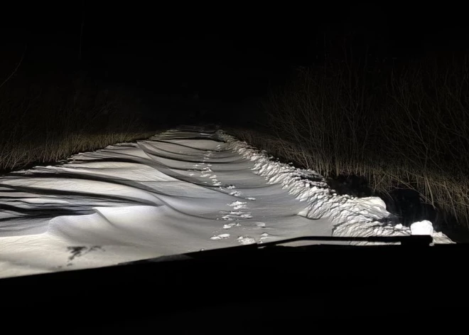 Sniegputeņa dēļ vairāki autoceļi Latvijā ir pilnībā neizbraucami